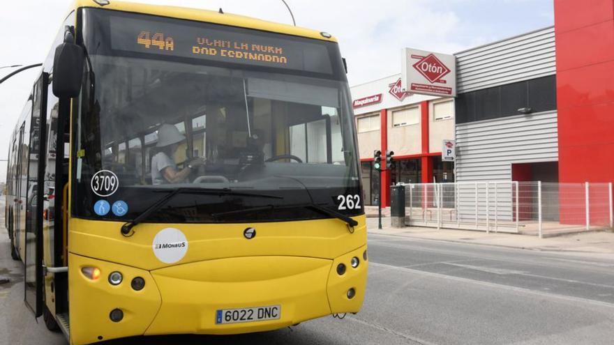 La rebaja del billete dispara el uso del autobús y obliga a reforzar líneas en la Región