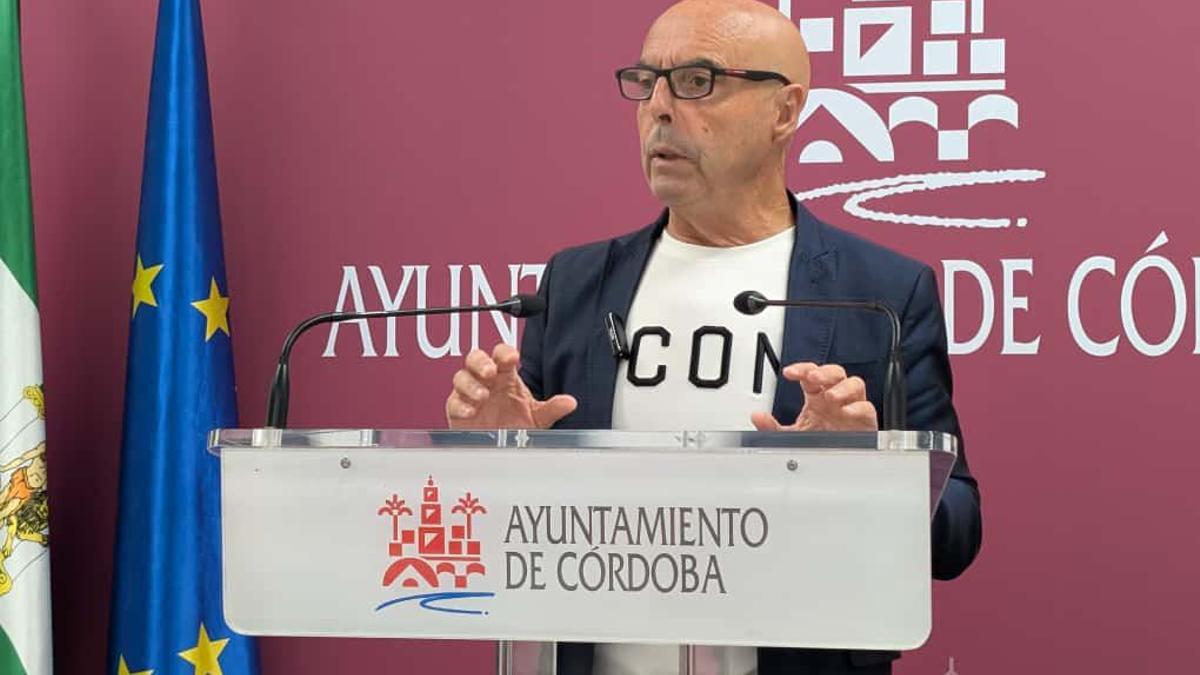 El portavoz del PSOE en el Ayuntamiento de Córdoba, Antonio Hurtado, hoy en la sala de prensa del Ayuntamiento.