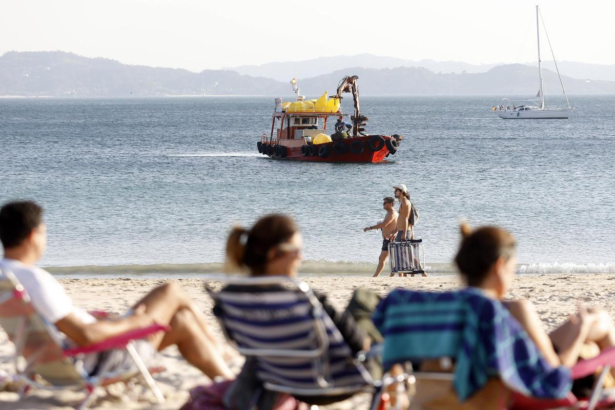 Instalaciónn de balizas para bañistas en la playa de Silgar.