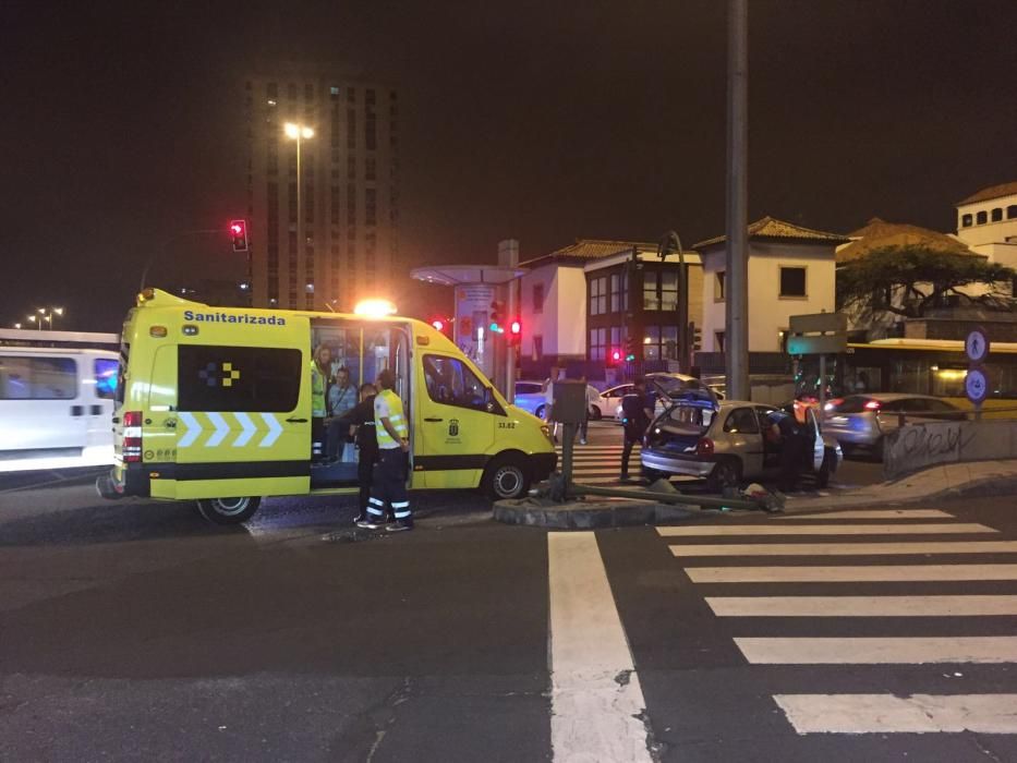 Un conductor se lleva por delante un semáforo del túnel Julio Luengo