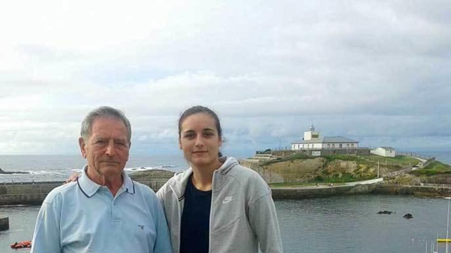 Ángela Salvadores, con su abuelo Manuel Álvarez, ayer, en Tapia.