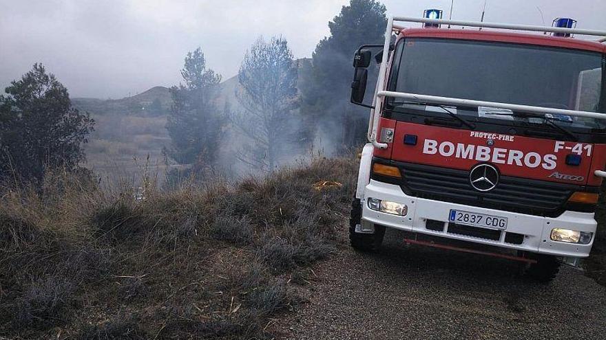 Los bomberos de la DPT extinguen un incendio forestal en una hectárea de terreno en Urrea de Gaén