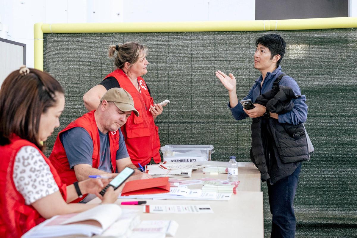 Primer día de asesoramiento para la regularización extraordinaria en la Fira de Montjuïc