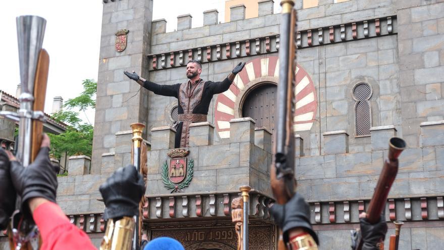 Los moros conquistan el castillo bajo la lluvia. Así ha sido la embajada mora de las fiestas de Elda