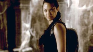 Fotograma de Angelina Jolie interpretando a Lara Croft.