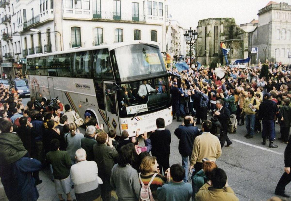 Aficionados esperan al Teucro tras ascender a Asobal en 1998.| R. V.