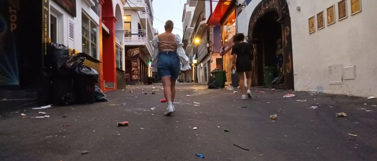 Dos turistas pasean por la calle de Santa Agnès al amanecer a principios de julio. | J.M.L.R.