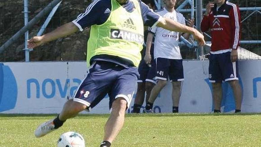 Álex López golpea el balón, ayer en A Madroa . // Jesús de Arcos