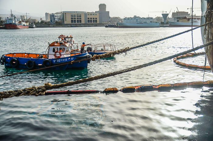 VERTIDO DE FUEL EN EL PUERTO