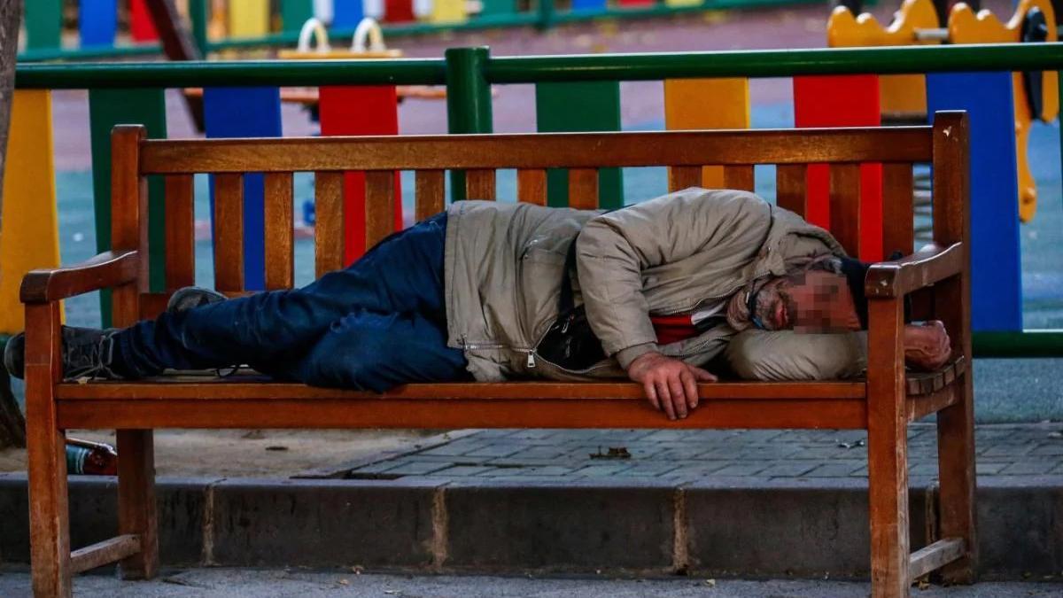 Persona sintecho durmiendo en un parque de Murcia