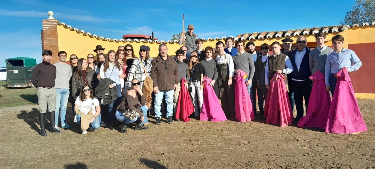 Los alumnos posan con toreros y novilleros antes del inicio del tentadero.