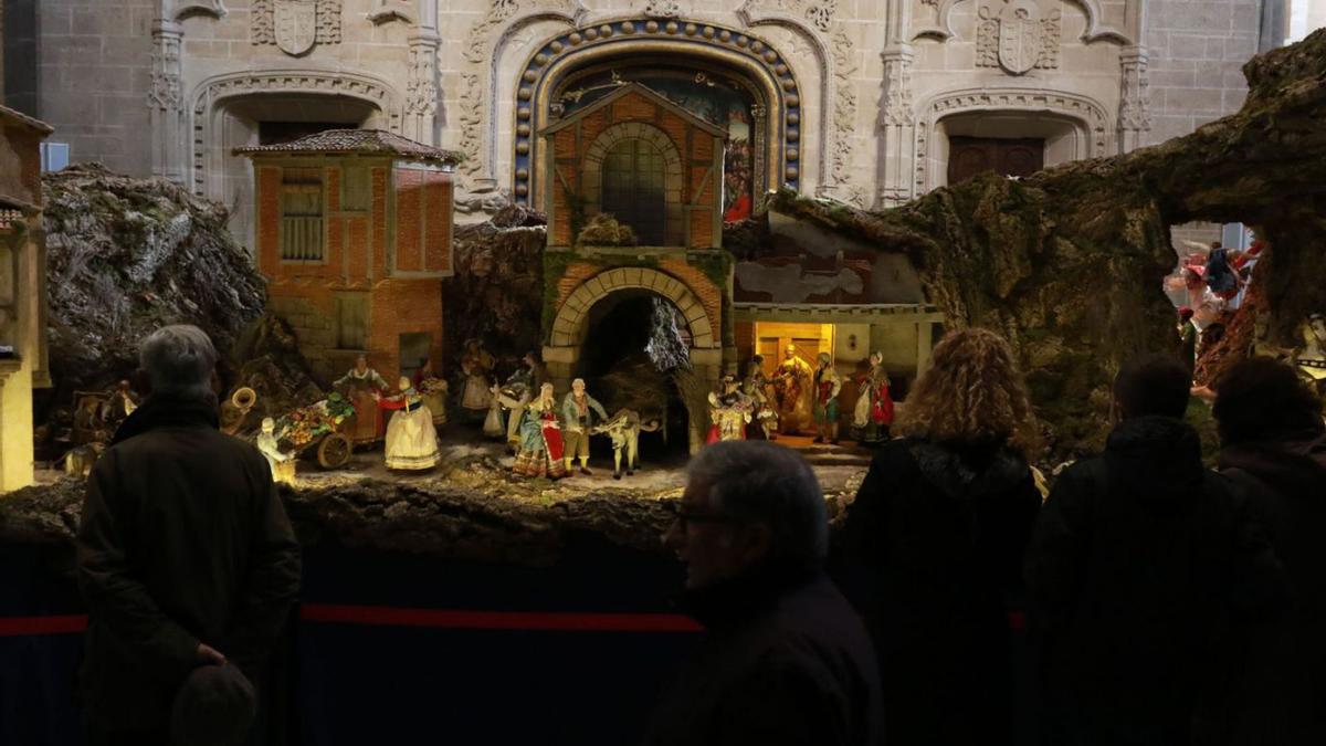 Público contempla uno de los montajes de Amigos de la Catedral en el trascoro de la seo. | J.L.F.