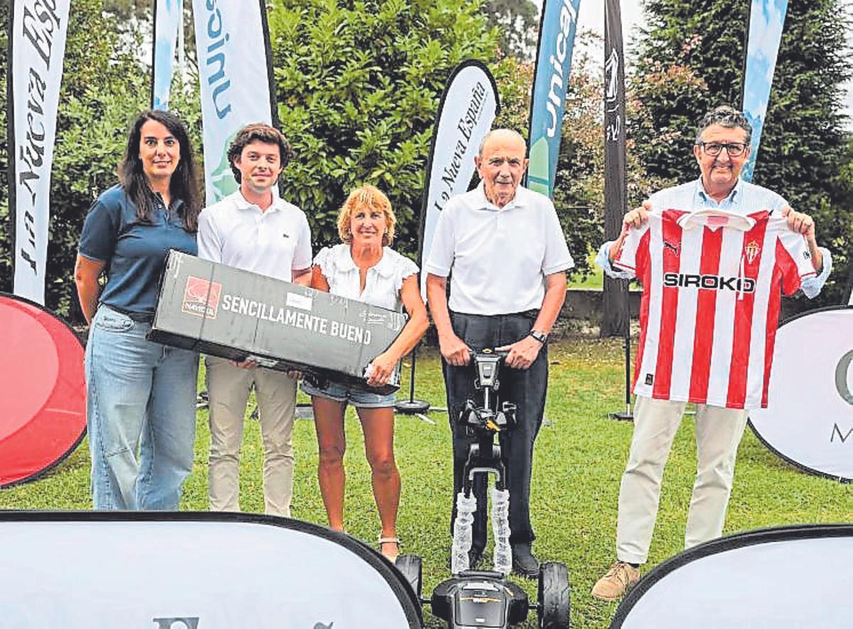 ganadores del sorteo benéfico organizado por la llorea. María Jesús Rodríguez, presidenta de «La sonrisa de Deva», Nacho Fernández, de Golf & Golf; Adelina Morán, Moisés ÁLvarez y Arturo Zarauza.
