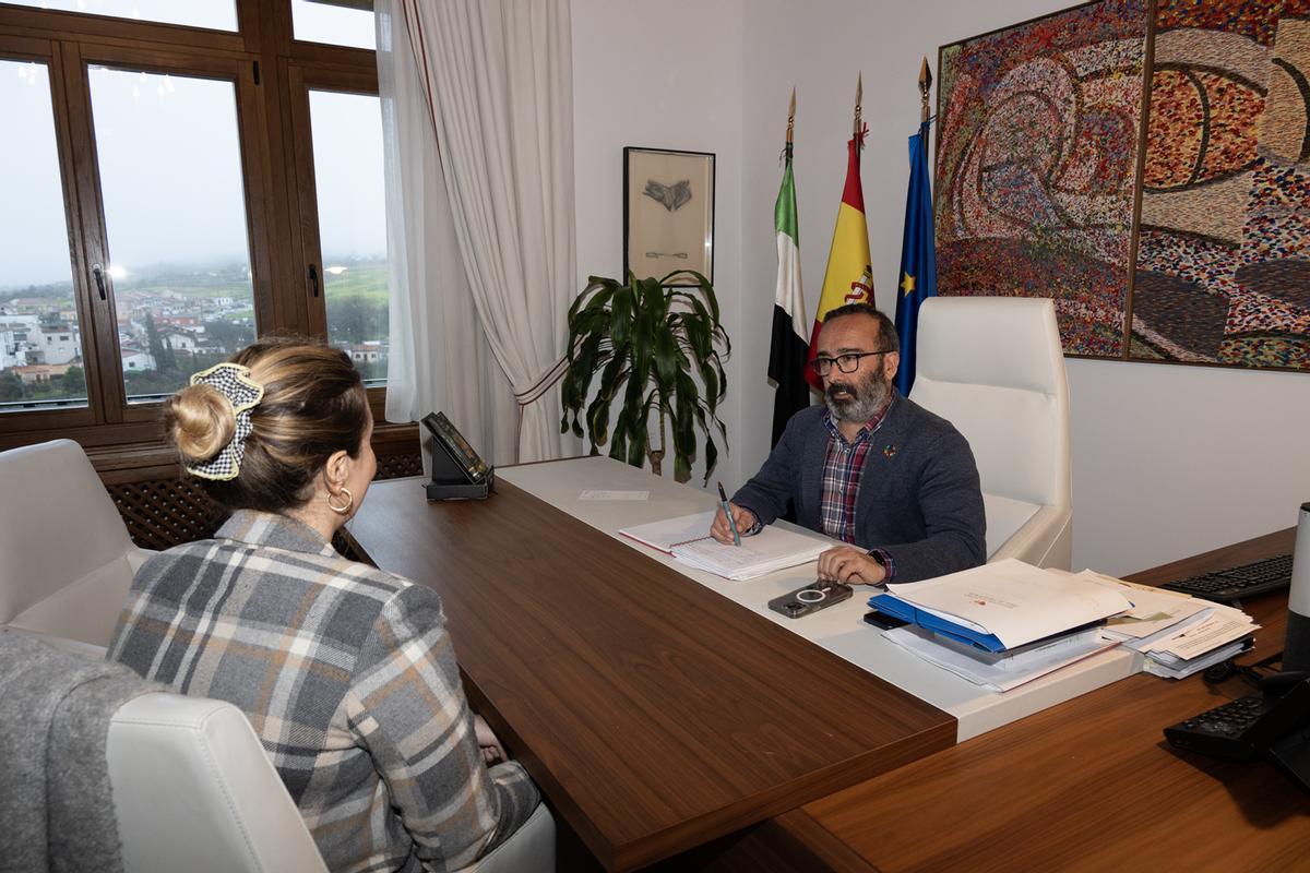 Llarina Flores, alcaldesa de Cañaveral, junto a Miguel Ángel Morales, presidente de la Diputación de Cáceres.