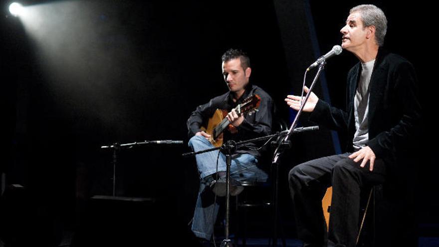 El cantante Luis Morera ofrece un concierto íntimo en el Pueblo Canario