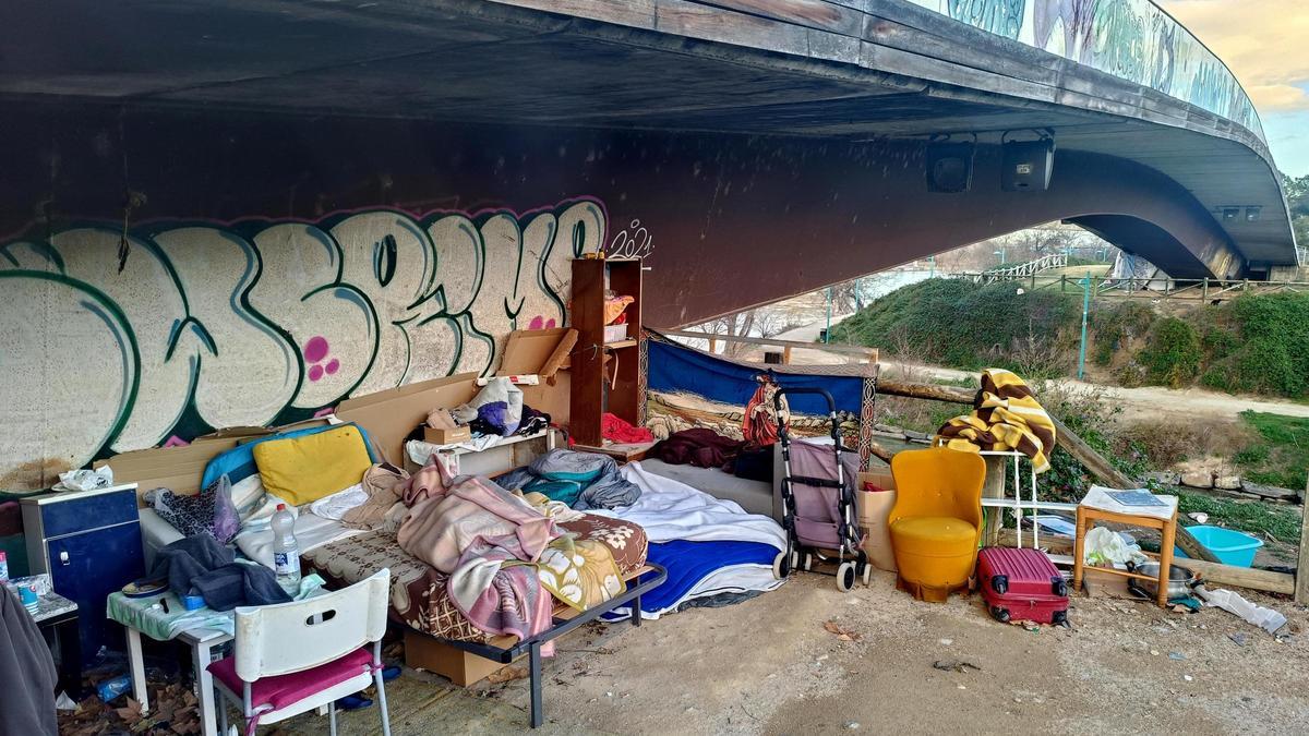 VÍDEO | Así es el cubículo junto al río Huerva donde vivía el indigente fallecido tras recibir una paliza en Zaragoza