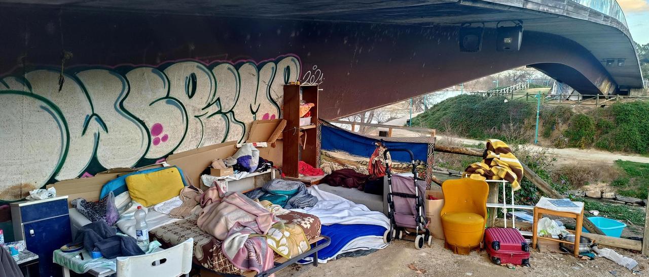 VÍDEO | Así es el cubículo junto al río Huerva donde vivía el indigente fallecido tras recibir una paliza en Zaragoza