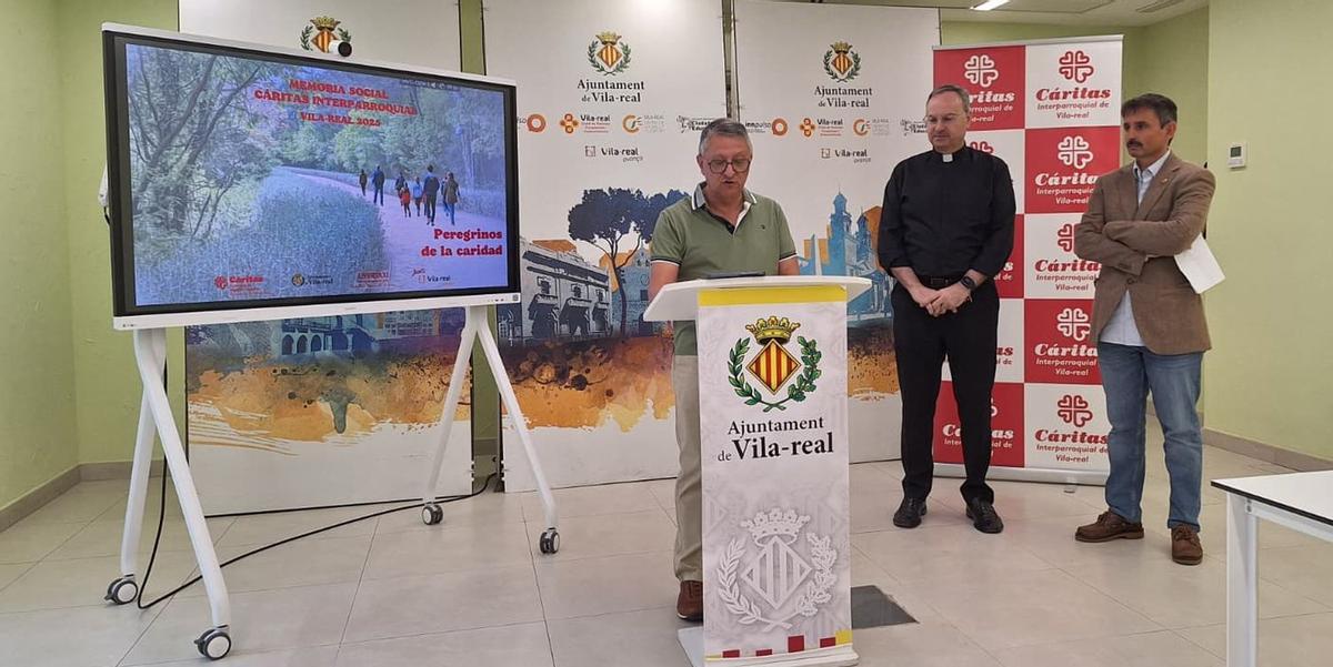 El director de Cáritas Interparroquial de Vila-real, Enrique Cortés, ha hecho balance de las atenciones de la entidad en el 2025, junto al párroco Javier Aparici y el edil Toni Marín.