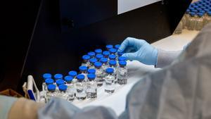 A lab technician inspects filled vials of investigational coronavirus disease (COVID-19) treatment drug remdesivir at a Gilead Sciences facility in La Verne, California, U.S. March 11, 2020. Picture taken March 11, 2020. Gilead Sciences Inc/Handout via REUTERS. NO RESALES. NO ARCHIVES. THIS IMAGE HAS BEEN SUPPLIED BY A THIRD PARTY.