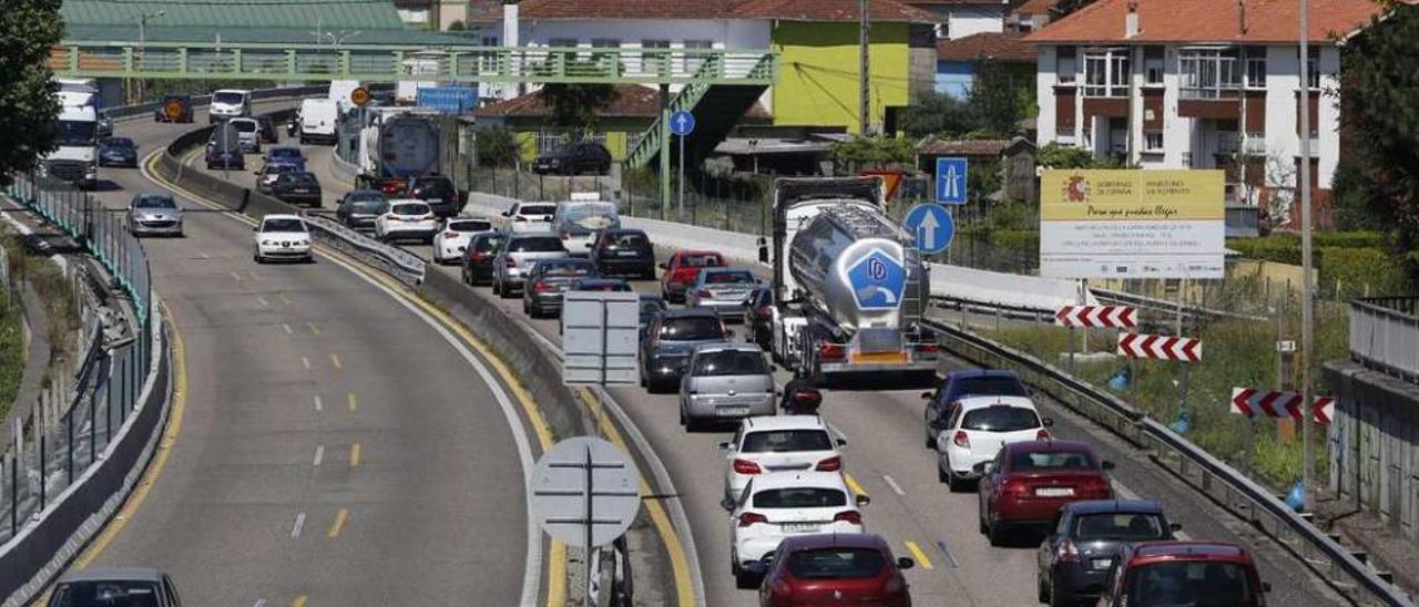 La autopista registra el primer atasco del verano tras colisionar dos furgonetas  |  Los accesos de la AP-9 en Vigo registraron ayer el primer atasco del verano debido a un accidente. El choque de dos furgonetas en dirección a Pontevedra generó retenciones kilométricas a primera hora de la tarde a la altura del puente de Rande. Hasta el lugar del siniestro se trasladó Urxencias Médicas, la Guardia Civil de Tráfico, Bomberos de O Morrazo y el servicio de mantenimiento de carreteras, quienes se encargaron de limpiar la vía. Apenas media hora después de la colisión volvía a registrarse otra incidencia en la AP-9, en sentido Vigo, al quedarse un coche averiado al inicio del viaducto.