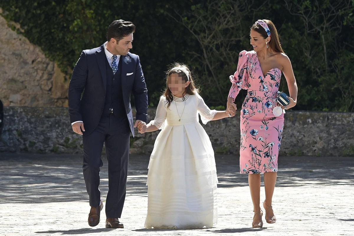 Paula Echevarría y David Bustamante con Daniella el día de su Comunión