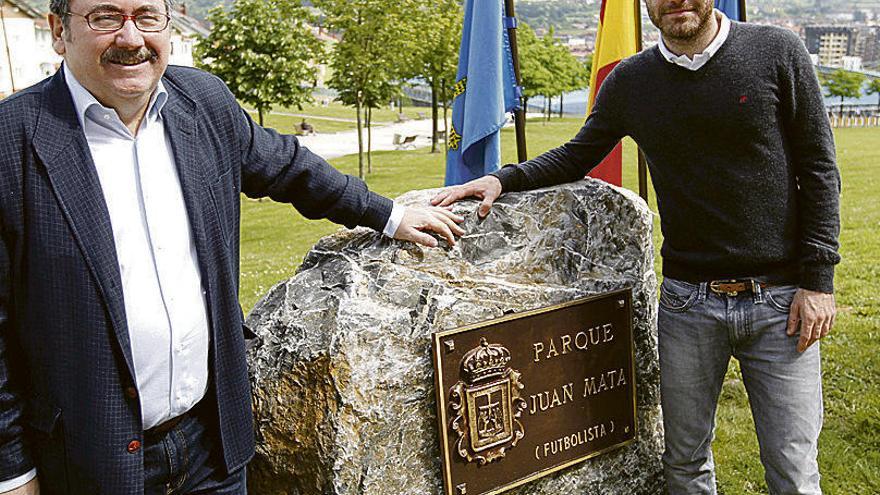 Celso, con su sobrino Juan Mata en el parque que lleva el nombre del futbolista.