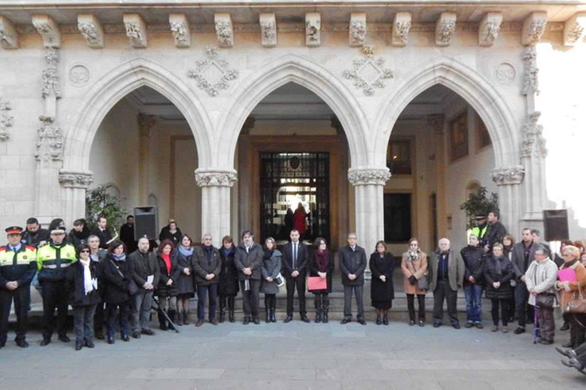 Terrassa es concentra per condemnar l’assassinat d’una veïna a mans de la seva parella. Terrassa es concentra per condemnar l’assassinat d’una veïna a mans de la seva parella.