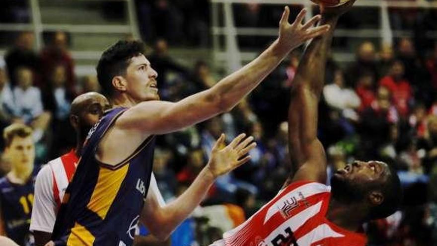 Ryan Ejim trata de hacerse con el balón ante Felipe Braga.