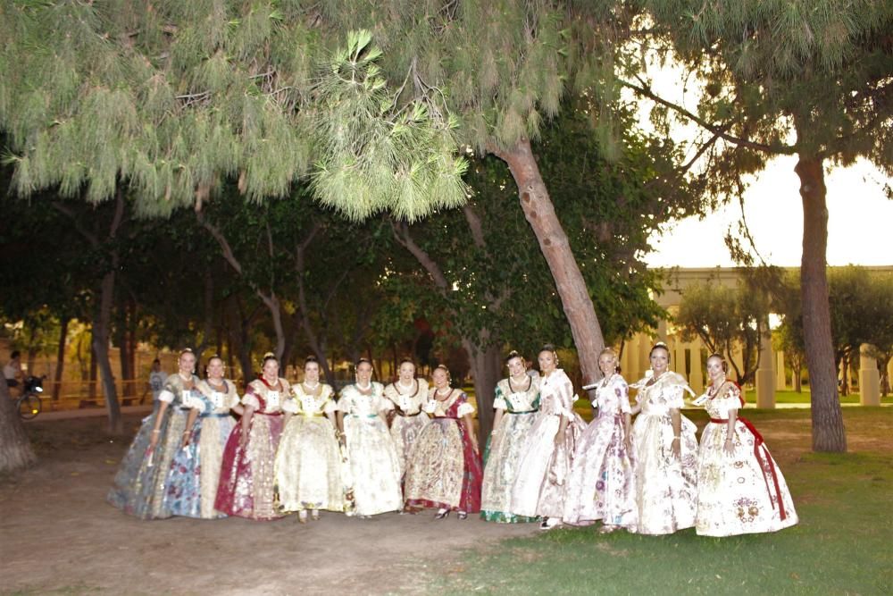 Preselección de Malvarrosa-Cabanyal-Beteró. Ante la amenaza de lluvia, las candiatas mayores... se resguardaron bajo un árbol mientras acababan las pruebas