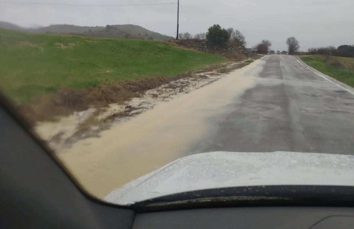 Uno de los márgenes de la vía A-125, anegado por la lluvia.