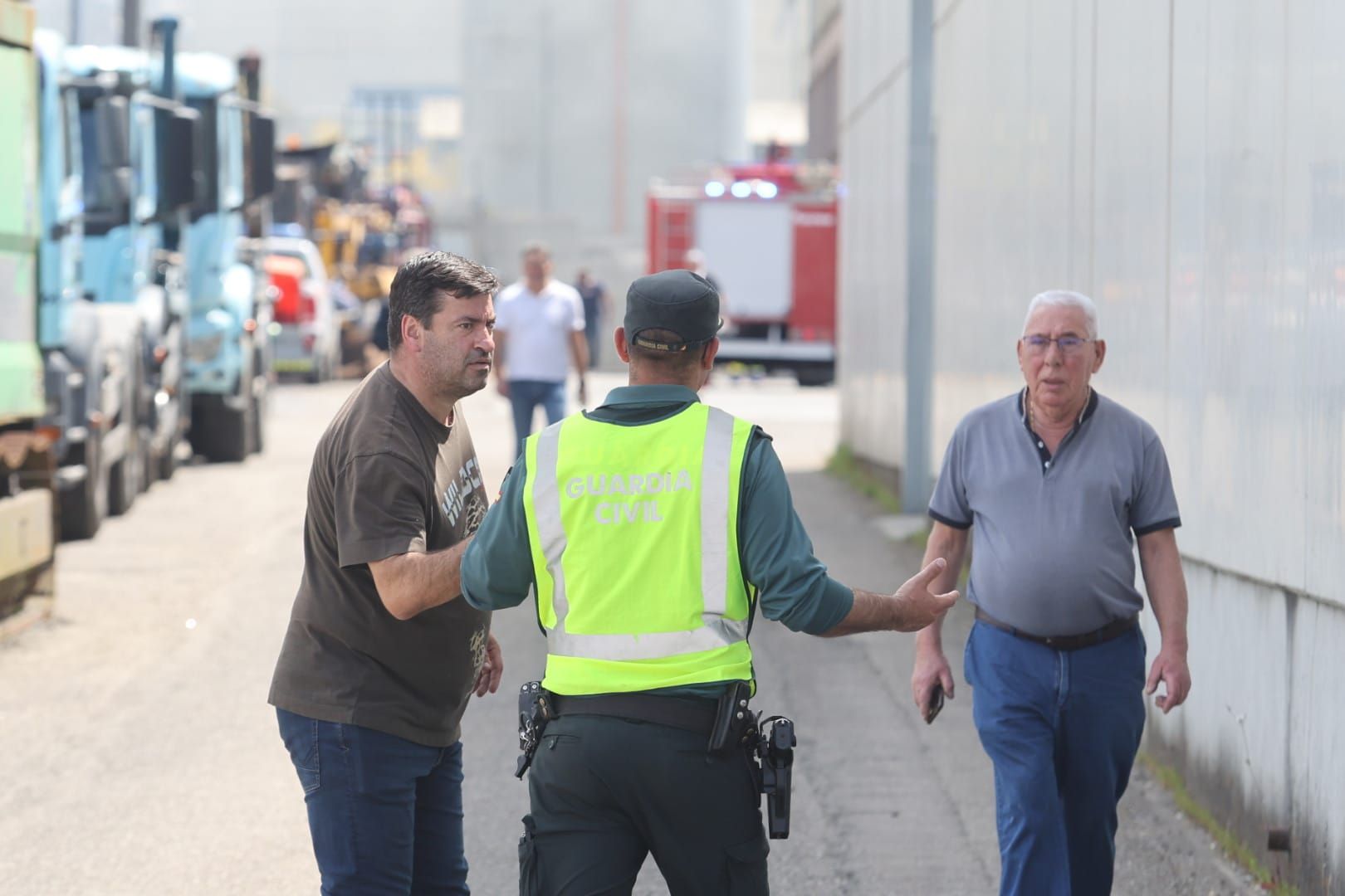 Impresionante incendio en una nave de gestión de residuos en O Porriño