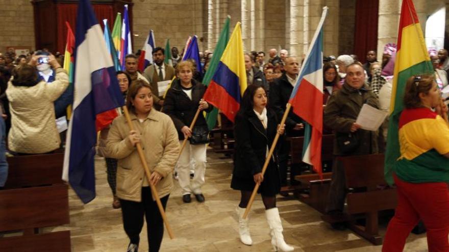 Desfile de banderas al inicio de la misa oficiada por Cañizares, ayer en Santa Catalina.