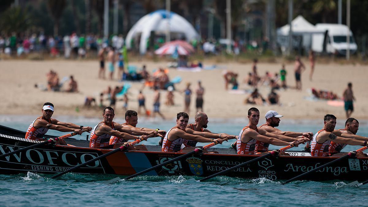 La tripulación de la Arealonga rema en la regata de ayer con la playa de Hondarribia como telón de fondo.