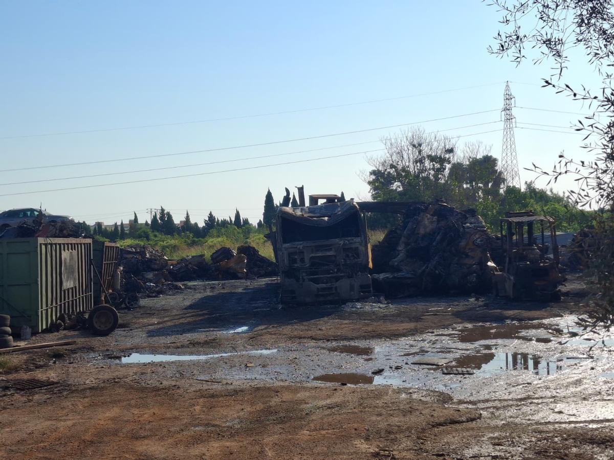 Las imágenes de la destrucción del fuego: así ha quedado la zona del desguace de El Verger devorada por el incendio