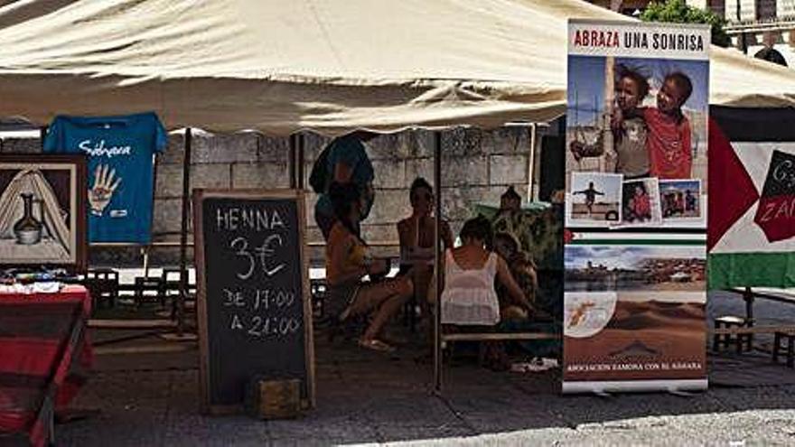 Jaima de la Asociación Zamora con el Sáhara instalada en la Plaza Mayor