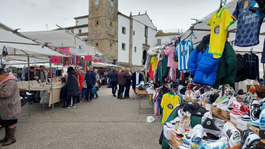 Castañas y flores en la tradicional Feria de Todos los Santos