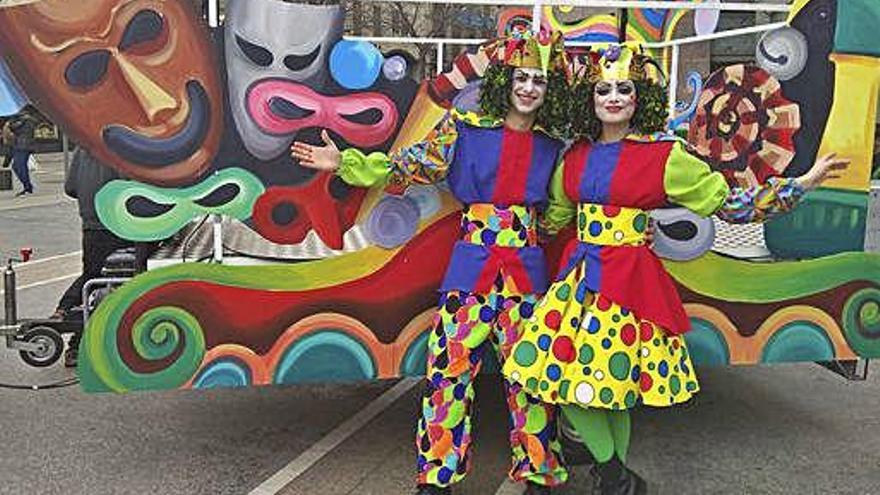 El rei i la reina Carnestoltes amb la nova carrossa, de Txema Rico