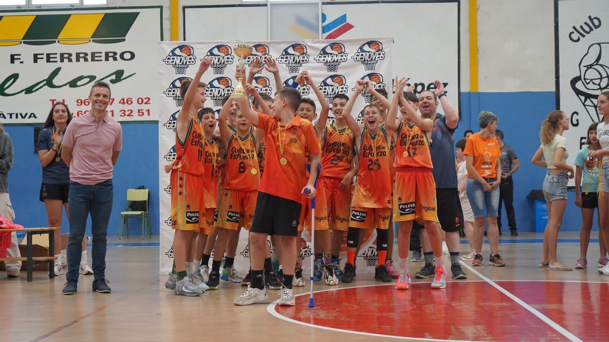 Los alevines del València Basket levantando el trofeo de campeón.