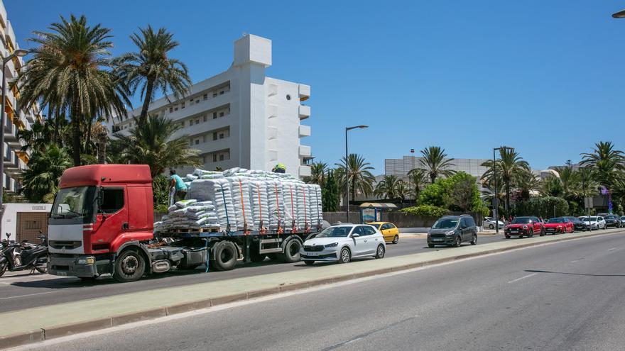 Un camión pierde la carga y provoca atascos en una avenida de Ibiza