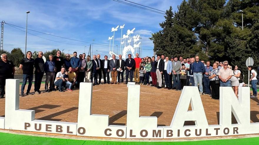 Los participantes en el acto posan con el alcalde en la rotonda. | NACHO CREMADES