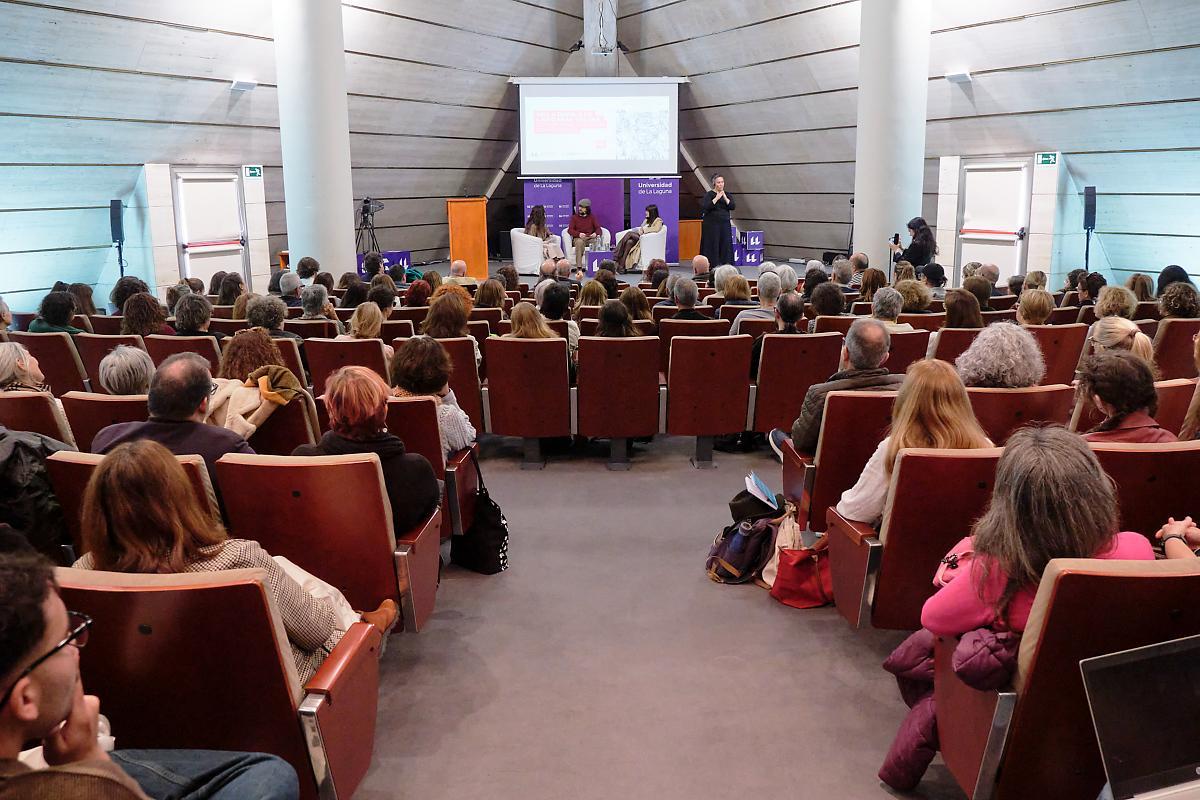 El salón de actos de la Facultad de Ciencias de la Información, lleno para la charla de Davil Uclés.