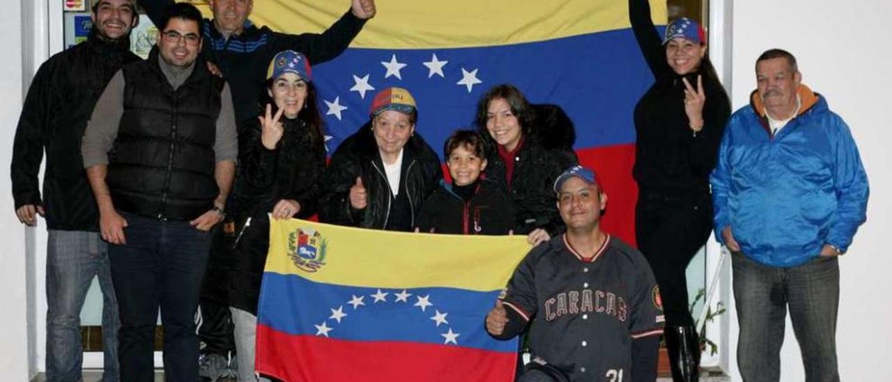 Mari Carmen Barros y otros venezolanos, anoche, en A Estrada. // Bernabé