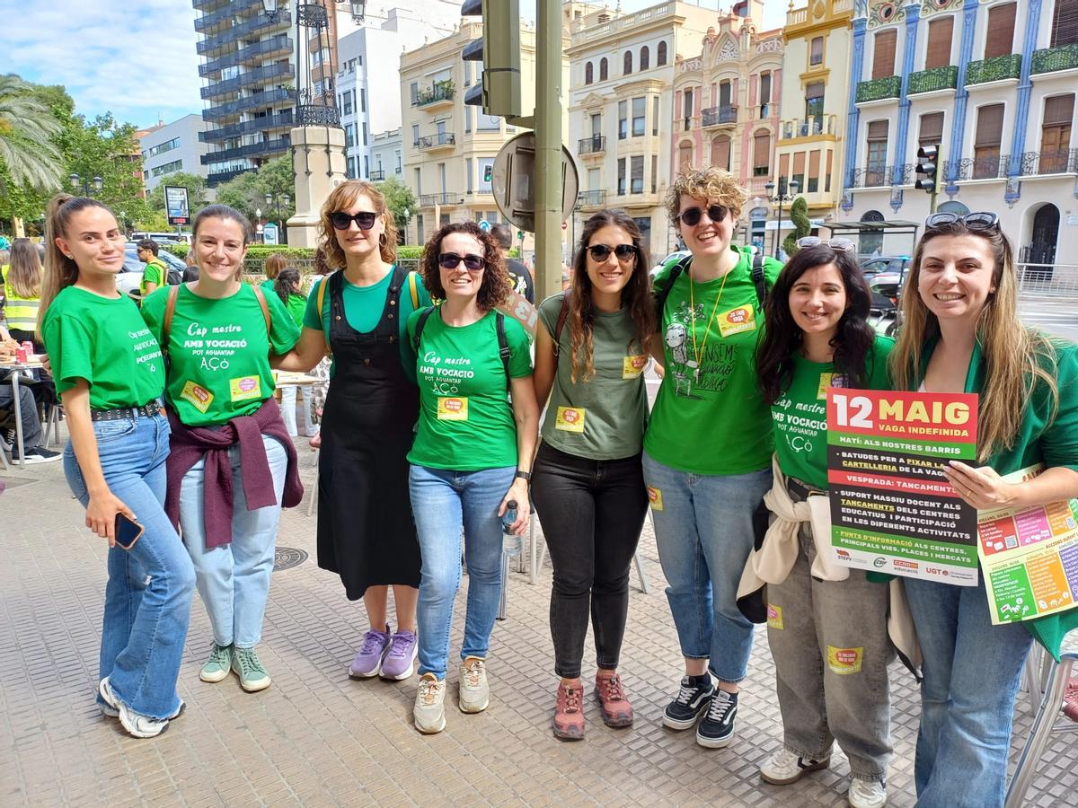 Los maestros participaron en l'Abraçada a l'IES Ribalta