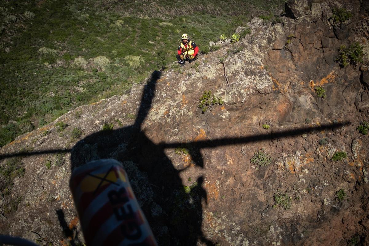 Un momento de un entrenamiento de rescate del Grupo de Emergencias y Salvamento (GES) de Canarias en los altos de Los Silos, en Tenerife.