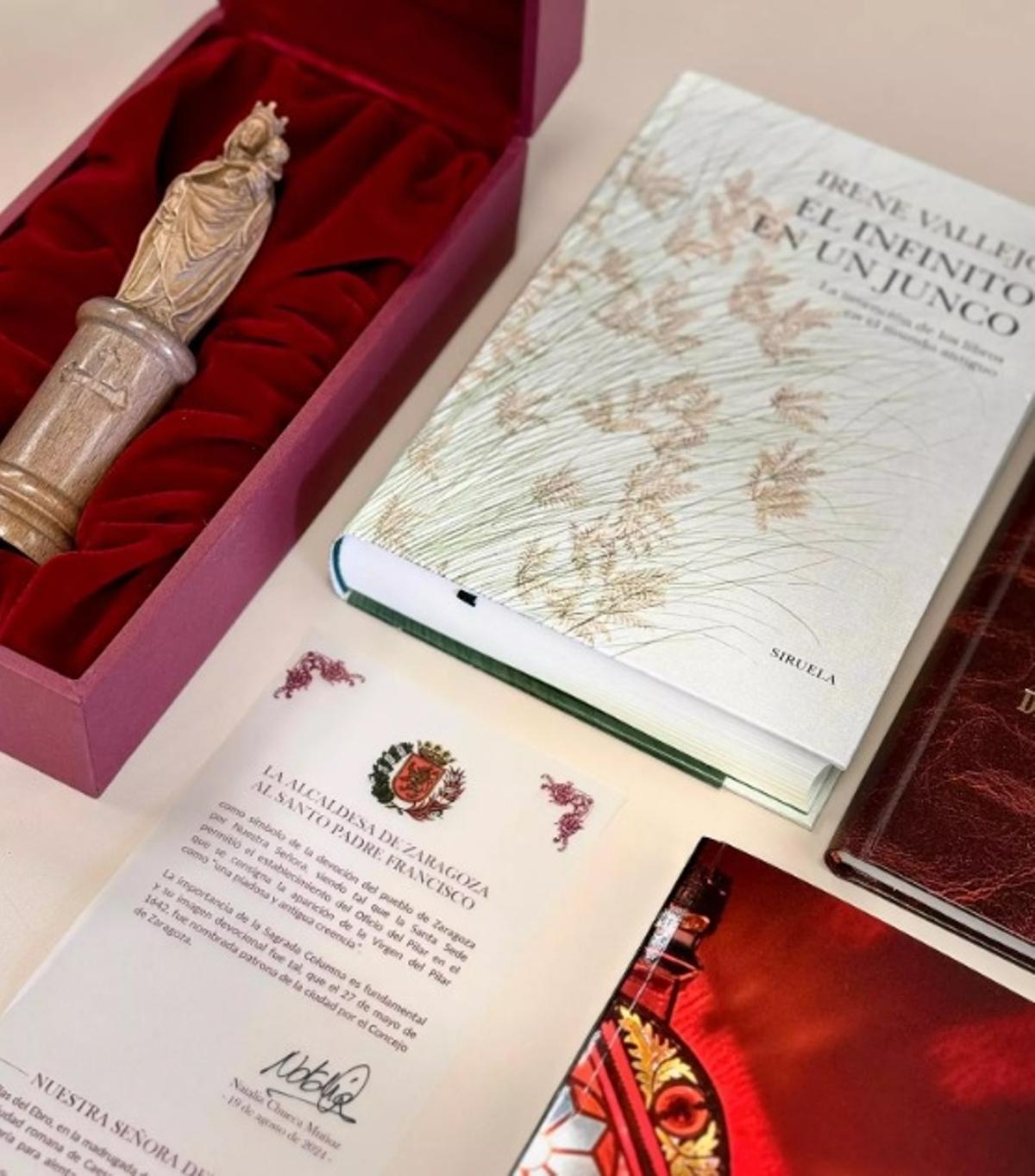 Los obsequios de la alcaldesa de Zaragoza, Natalia Chueca, al papa Francisco.