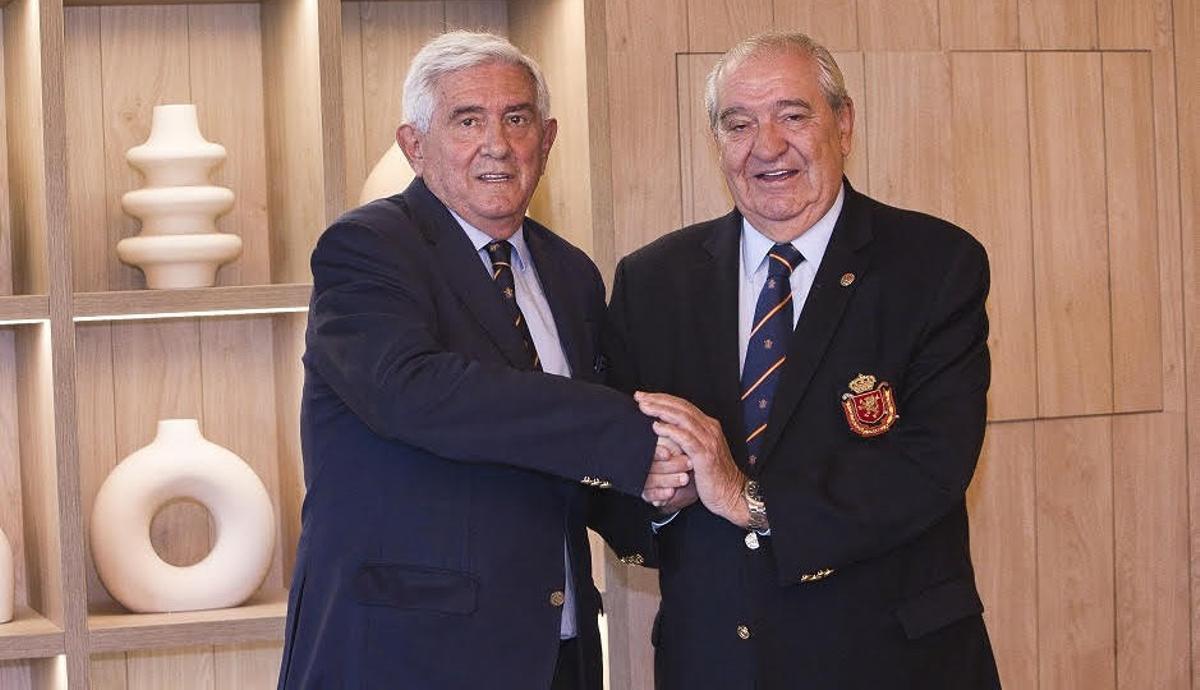 Gonzaga Escauriaza pasa el testigo de la presidencia a Juan Guerrero-Burgos