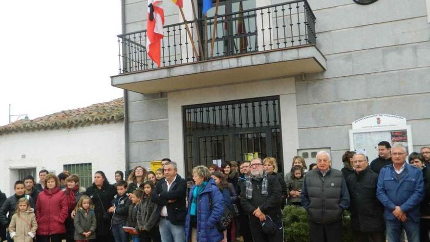 Vecinos de Villaralbo guardan un minuto de silencio por las víctimas de los atentados de París.