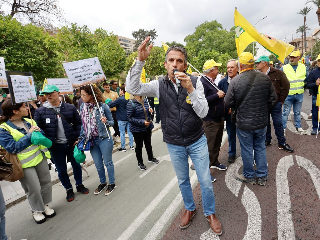 Medio millas de agricultores y ganaderos protestan en Teniente Flomesta