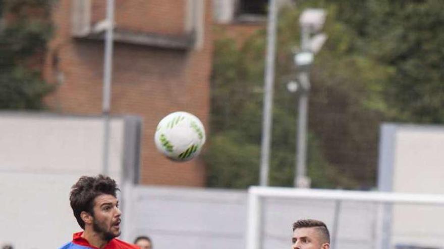 De la Nava intenta hacerse con el balón ante el avilesino Dudi.