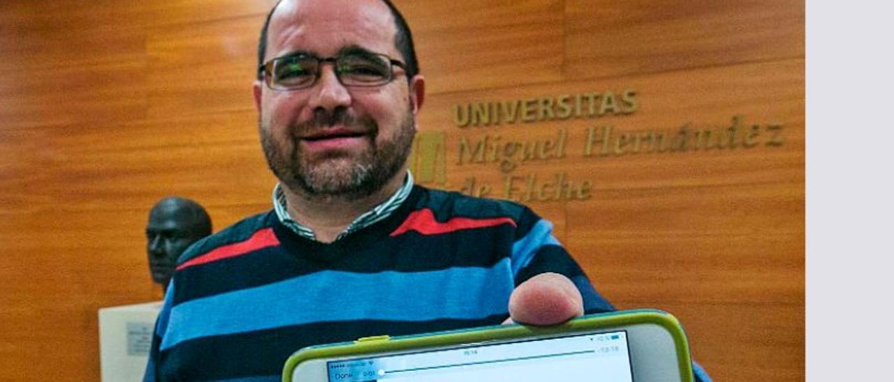 Fernando Borrás muestra el acceso a los nanocursos que imparte la UMH en materias como la IA. | ANTONIO AMORÓS